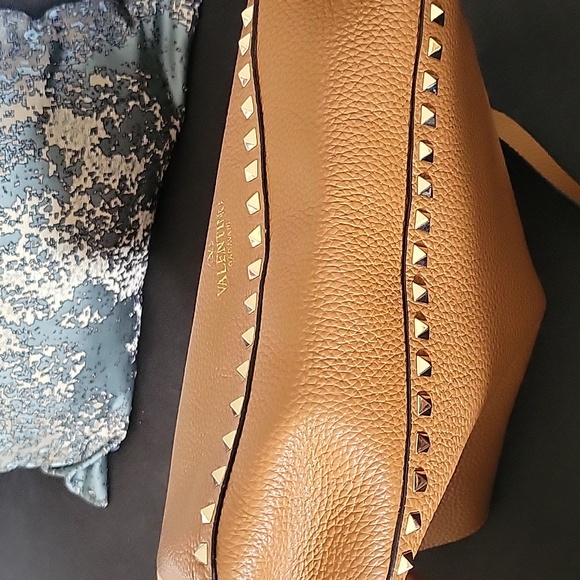 VALENTINO GARAVANI  Pebbled Calfskin Rockstud Flip-Lock Messenger Bag - Picture 9 of 13